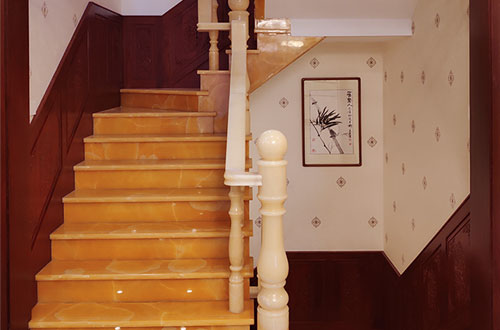 太湖中式别墅室内汉白玉石楼梯的定制安装装饰效果
