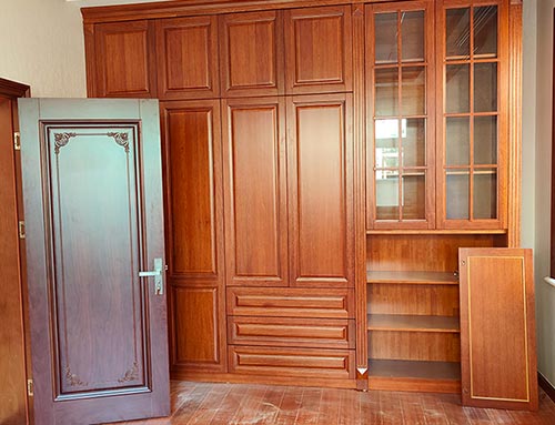太湖中式家庭装修里定制的实木衣柜效果图
